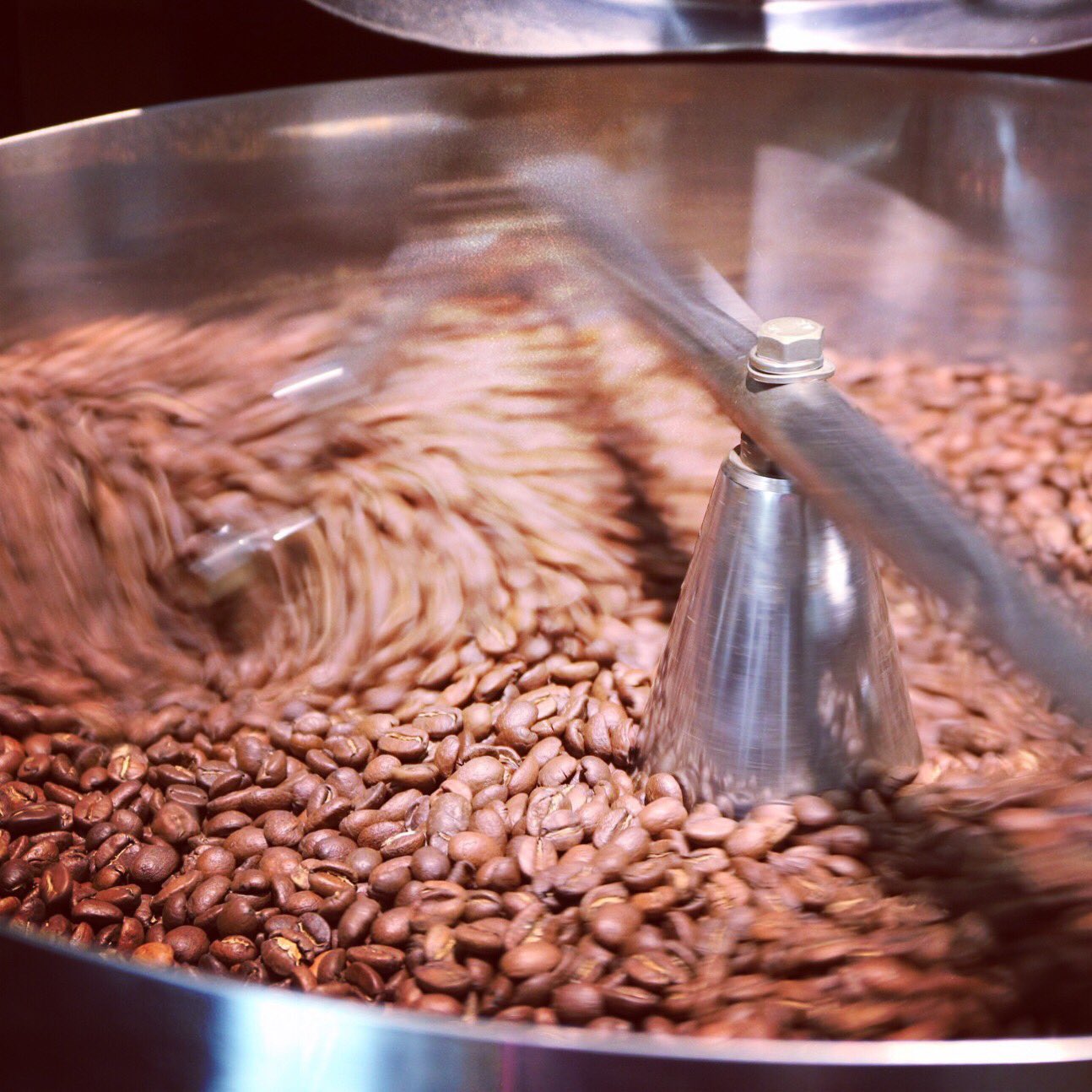 焙煎機で焙煎している珈琲豆の画像